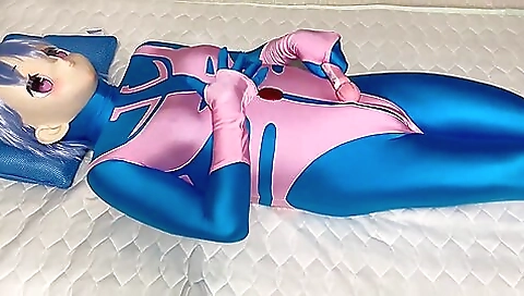 Hot shaved beauty gives cumshots to the ass of her hairy body